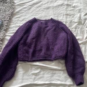 Stickad tröja - Så så fin lila stickad tröja från Zara. Knappt använd så i nyskick. 100kr + frakt
