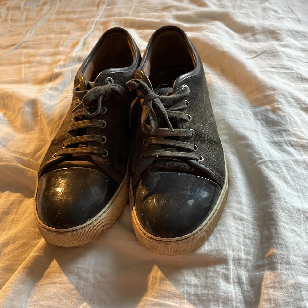 Lanvin skor ordinarie pris 4000 har ej kvar kvitto och därför kommer jag sälja dom billigt för 1000kr , men annars är skorna som vanligt o ej slitna. Storlek 42 men passar mig som har 43 . Skor.