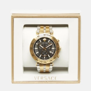 Versace Klocka värde 12 249kr - Otroligt fin klocka från Versace, helt oöppnad fortfarande kvar i förpackningen. Anledning till försäljning är pågrund av min samling av Versace klockor som jag ska byta ut. Helt ny i skick och aldrig använts. Bilderna på annonsen är från sidan jag köpte.