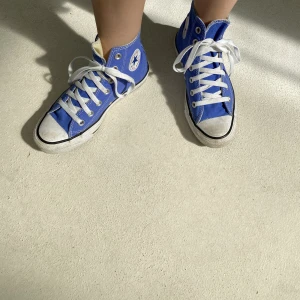 Blåa Converse - Så fina blåa converse, tvättade i maskin. Skriv för fler bilder!💙
