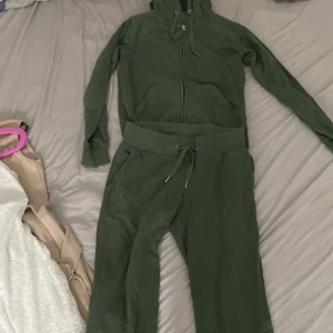 Ett grönt sett från cubus - Använt den 1 eller 2 gånger.  Förliten storlek för mig. Byxorna är lowwaist 