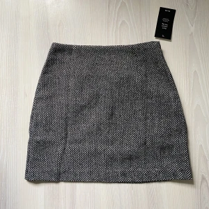 Moa Mattson X NA-KD - Kjol från Moa Mattsson’s kollektion med NA-KD, säljes helt oanvänd. Storlek 34