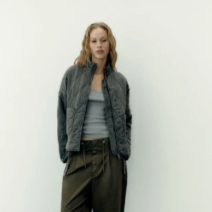 Zara jacka  - Snyggaste jackan från Zara, använd ett par gånger, slut i lager på zara 