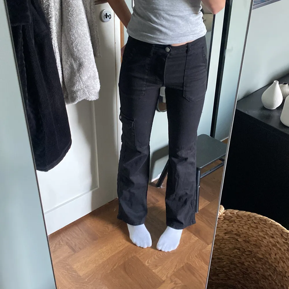 Svarta lågmidjade jeans från gina i storlek xs. Jättesnygga jeans men gillar inte hur de sitter. Knappt använt. Säljer för 199.. Jeans & Byxor.