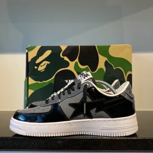 Bapestar skor  - ✅Feta bapestar skor👟 helt nya 💯kommer med dustbag och extra skosnörena och lådan🚚 ny pris 4500kr✅ priset kan diskuteras  