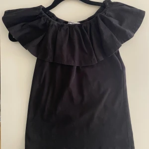 Svart volangtopp - Supergullig svart volangtopp från gina tricot köpte den för ett tag sedan men anävnd endaste en gång pga den är för liten