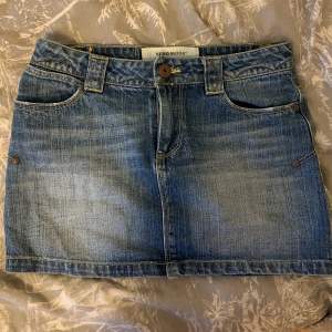 Jeans kjol, använt ett bra tag men inte något täcken på användning direkt:)