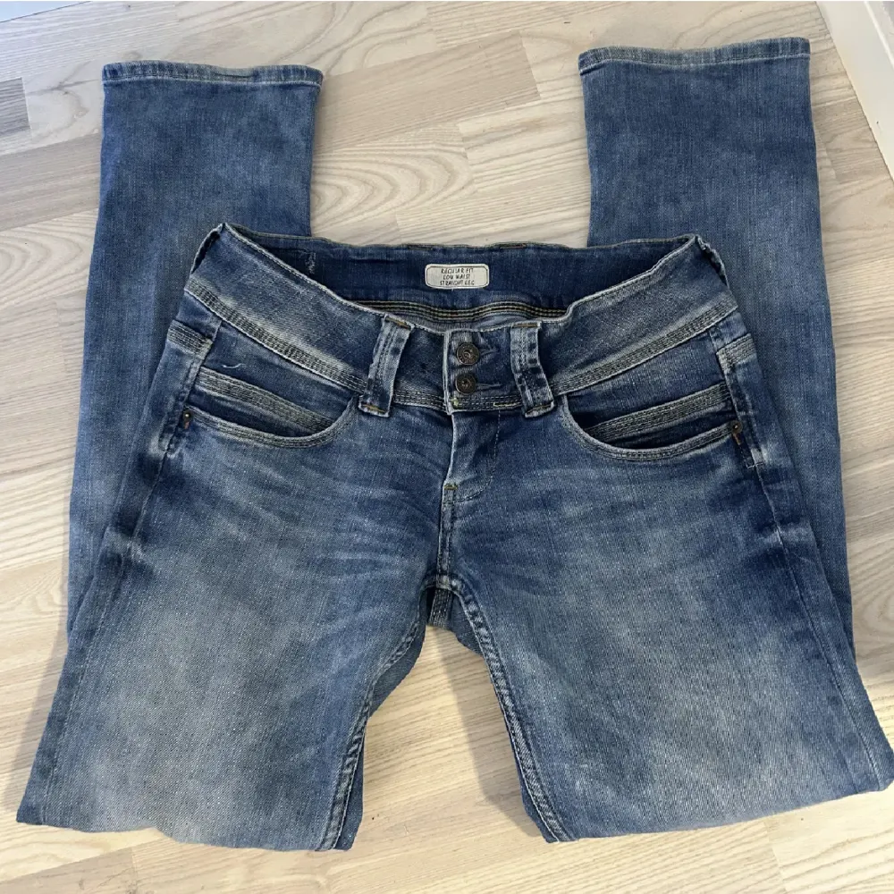 Snygga pepe jeans!! Säljer för 399kr men är köpta för 1000kr. Helt oanvända med inga defekter alls!💘🙏🏼 Säljer pga att ja har ett exakt par samma. KP för bilder (Andra bilden e lånad). Jeans & Byxor.