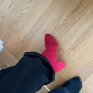 Röda boots  - Skitsnygga röda mocka imiterade boots från pull and bear! Säljer pga jag har problem med fötterna. I toppskick. Dragkedjan funkar fint också!