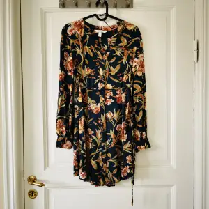 Dress H&M size XS (but also fits an S/M). New without tags