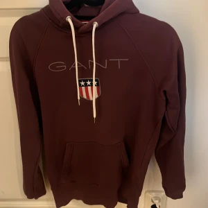 Gant hoodie - Vinröd/ lila Gant hoodie i storlek herr S 