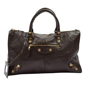 Säljer min fina bruna Balenciaga Large City Bag i väldigt bra skick eftersom den tyvärr aldrig kom till användning. Köpt på Vestiaire 2021, måtten är 26x46 cm. Äkthetsbevis och kvitto finns 🥰
