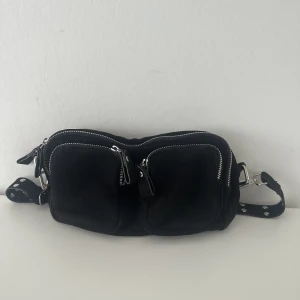 Väska - Säljer denna väska, köpte den för drygt 3 månader sen och knappt använd! Den är riktigt bra skick och bra med utrymme. Säljer den för 300kr men priset kan diskuteras. 