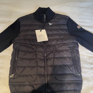 Äkta moncler väst långärmad - Säljer denna äkta moncler väst då den var för liten. Fick den i födelsedagspresent utan kvitto så kunde tyvärr inte returnera den. 