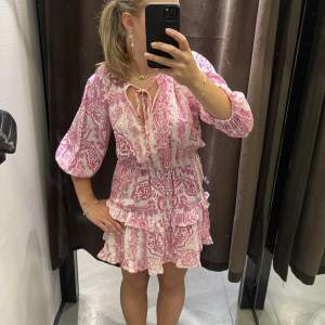 Säljer denna super trendiga och snygga klänningen ifrån Zara! I strl xs💞 Klänning är ny och OANVÄND!!!
