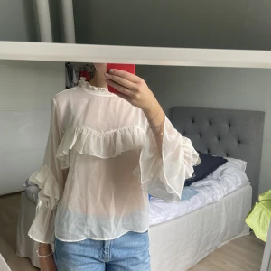 Blus zara - En jättefin blus från zara som har volanger. Pris kan diskuteras 