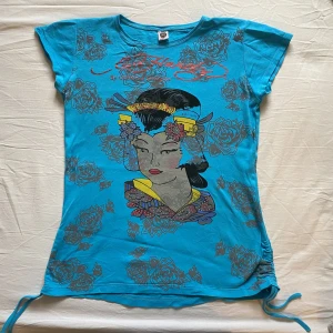 Tshirt - Sån cool tshirt från edhardy! Väldigt oversized då den är xxl ❣️ Har rhinestones på sig! // använd gärna köp nu!