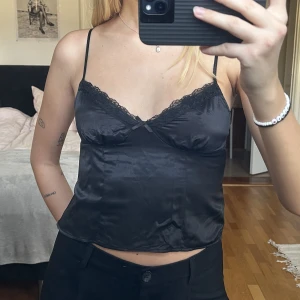 siden topp  - såå söt topp i siden från hm🖤🖤 stl 38