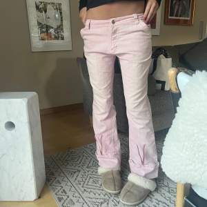 Sjukttt snygga rosa jeans med dragkedje-detaljer nertill🌸🦄🩷🦩