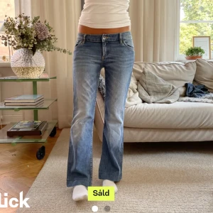 Snygga jeans - Jeans i modellen 169🙌🏽 Midjemått: 38 cm. Innebenslängd: 73 cm Säljer på grund av att de var lite för små!💕🫶🏽 Pris kan diskuteras!