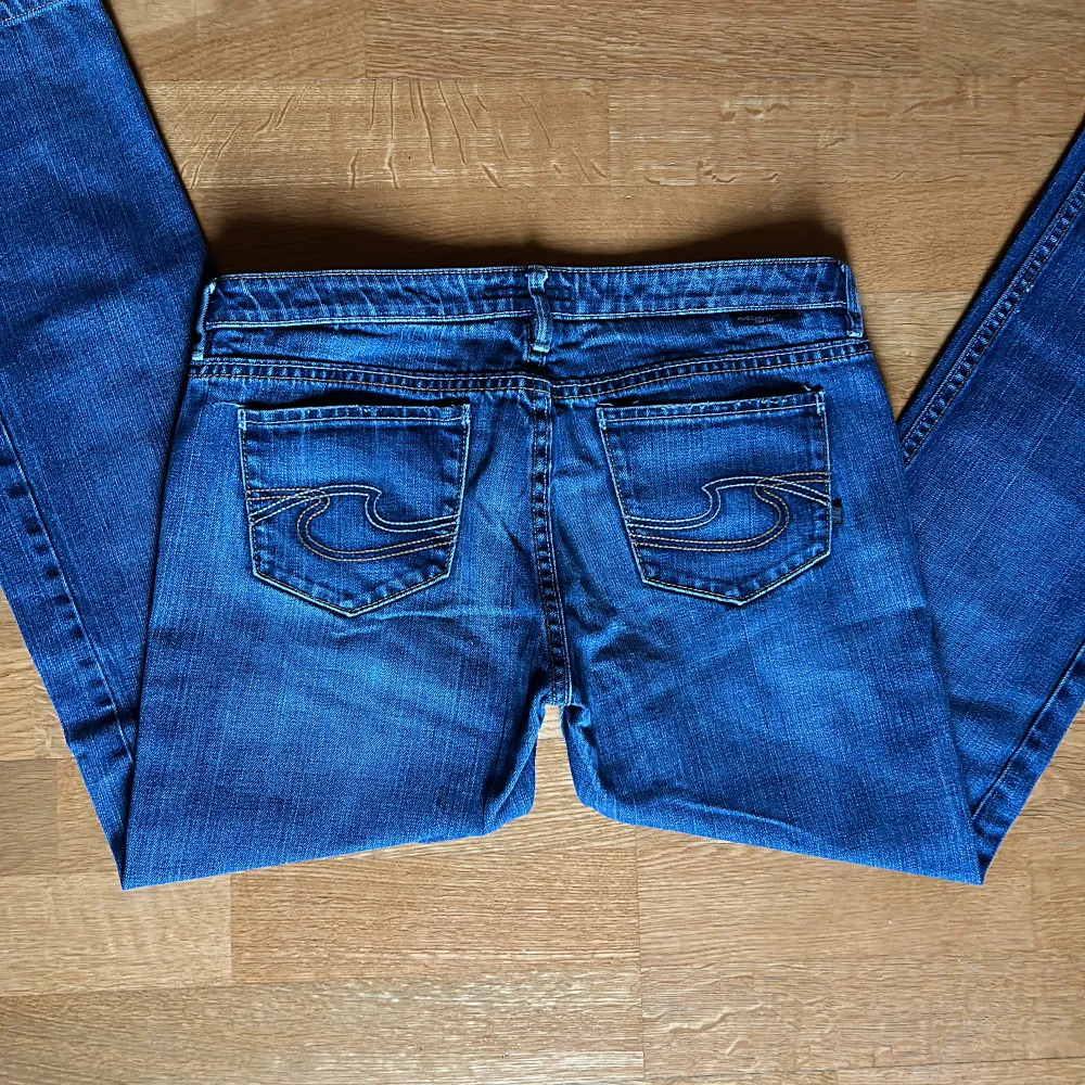 Säljer mina snygga jeans som tyvärr inte kommer till användning. Jättefint skick utan några defekter alls💗. Jeans & Byxor.