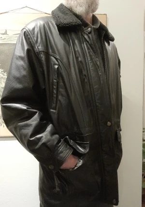 Jättefin skinnjacka - Mkt fint skick. Storlek/passform: Den passar mig som är 189 cm perfekt.