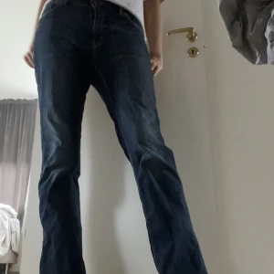 Lågmidjade jeans - Säljer dessa snygga lågmidjade jeansen, köpta här på plick, är 172❤️