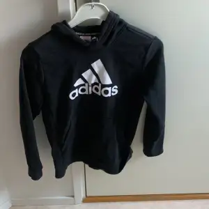Adidas hoodie i bra skick säljes pga att den är för  liten 