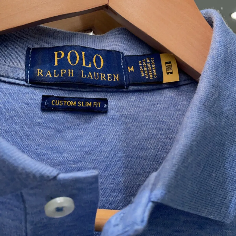 HELT NY. Riktigt snygg Ralph Lauren Piké, Slimfit. Nypris: ca 1099. . Skjortor.