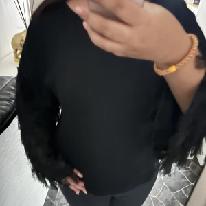 Tröja med fjädrar - super härlig tröja med fjädrar 