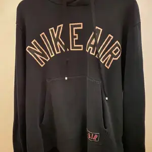 En Nike hoddie som inte används så mycket. Är i storlek M och i bra skick 