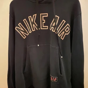 Nike hoddie - En Nike hoddie som inte används så mycket. Är i storlek M och i bra skick 
