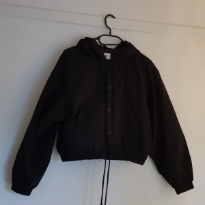 Jacka - Jacka från weekday Använd ett fåtal gånger  Nyskick Croppad, baggy fit