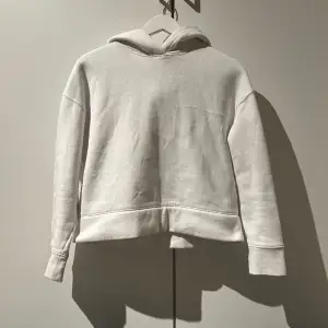 Fin vit hoodie från Zara i strl S🤍 Använd fåtal gånger så i fint skick🤍