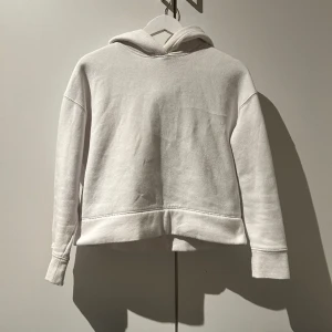 Vit Zara hoodie - Fin vit hoodie från Zara i strl S🤍 Använd fåtal gånger så i fint skick🤍