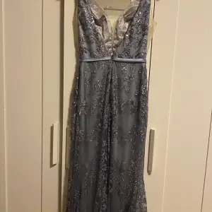 En fin vacker klänning som är köpt från Malmö för 3500 kr den är använd två gånger men behöver inte den längre och den är i fantastisk form sitter väldig fint. 