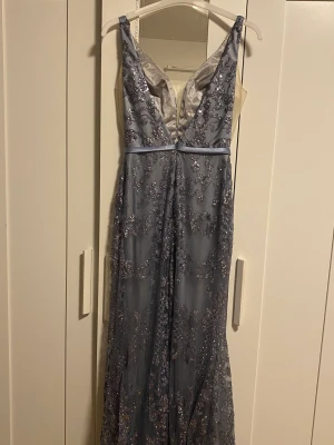 Klänning  - En fin vacker klänning som är köpt från Malmö för 3500 kr den är använd två gånger men behöver inte den längre och den är i fantastisk form sitter väldig fint. 