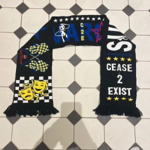 Cease 2 exist halsduk - C2E halsduk köpt på RIFT-Year0001 2022. Bara använd två gånger dock lite nopprig