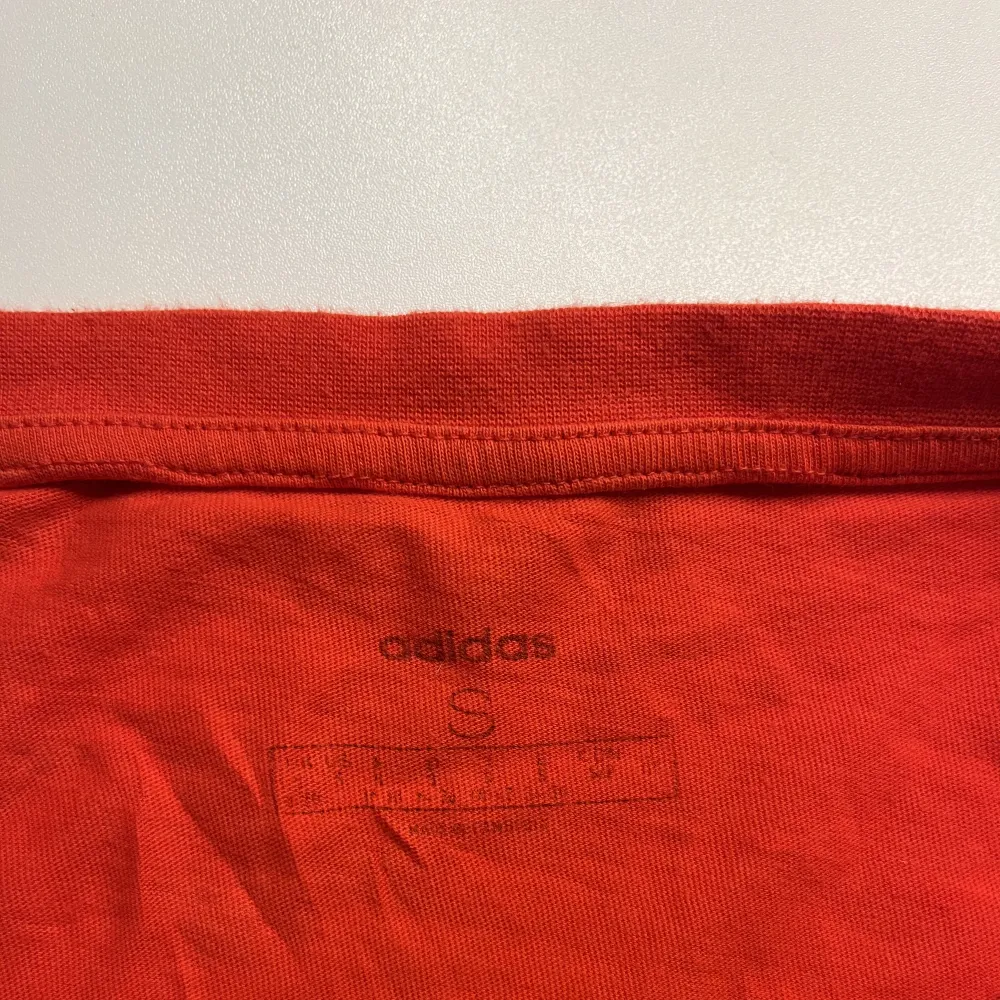 Orange/röd adidaströja i s. Bra sick🥰🥰. T-shirts.