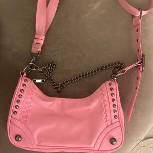 Säljer denna rosa väska ifrån zara, sååå fin men kommer inte heller till användning, använd 2 ggr tidigare men är i ny skick. 💜