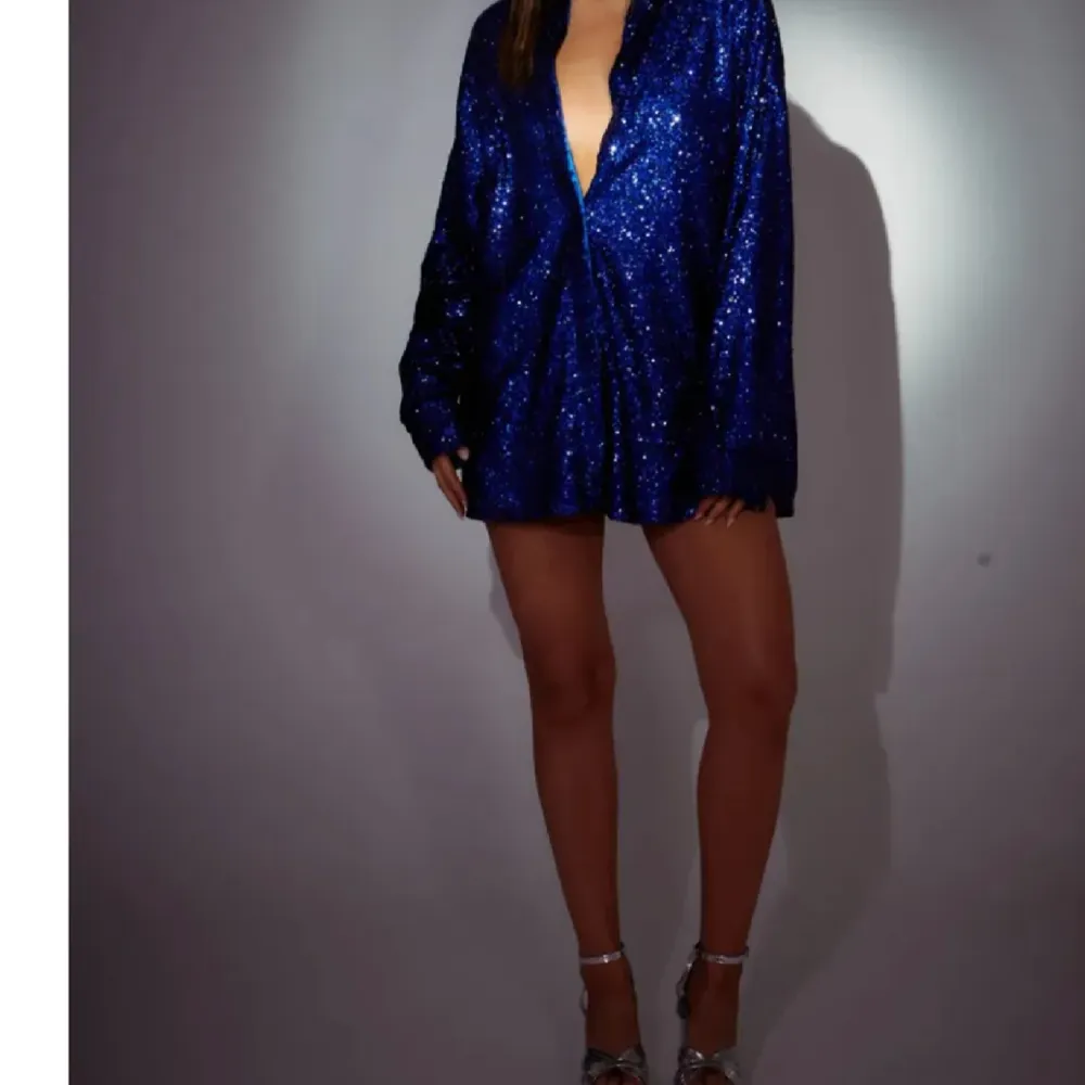 Limited edition klänning från SLA THE LABEL BLUE IBIZA SEQUIN SHIRT DRESS!!   Väldigt fint skick då den endast är använd en gång. ❤️ Hela klänningen har knappar som döljs så man kan välja hur öppen man vill ha den. Klänningen fungerar även som en blazer. . Klänningar.