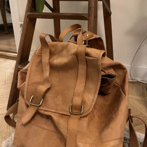 Brun skinnryggsäck - Fin ryggsäck i skinn från asos.