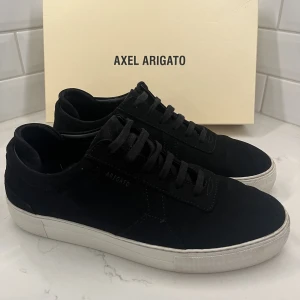 Axel Arigato Platform - Ett par Platform i svart mocka! Dem är i använt skick men väldigt fräscha. Skick 7/10 och nypris är 2500! Pris kan diskuteras vid smidig affär😊