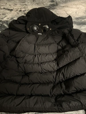 Cp Company Eco-Chrome R Google jacket - Skick 10/10. Den är inköpt för 8000kr för ca 2 månader sedan på Cp companys egna sida (kvitto finns). Använd runt 5-7 gånger. För mer info kom provat