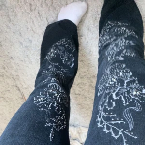 Vintage jeans - Super fina lågmidjade utsvängda jeans med broderi på och pärlor💗