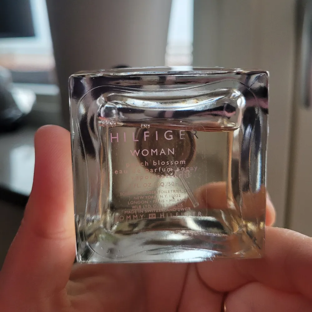 Tommy Hilfiger peach blossom parfym som sprutats enstaka gånger 50 ml. Hör bara av dig om du ska köpa parfymen är seriös. Inga onödiga frågor ställs. Allt står här i annonsen Skickas med postnord lätt, frakt står köparen för, 60 kr! Betalning endast swish. Parfym.