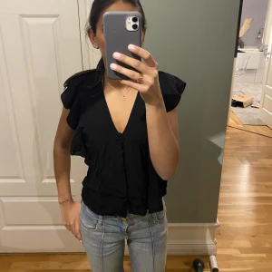 Volang blus - Gullig volang blus från mango. Lite skrynklig men går att styrka🩷