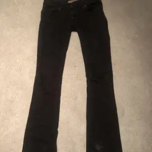 Intressekoll!!! Så fina Lågmidjade jeans🙏köpt på Plick för ett tag sedan! Midje mått 36 och Inerbenslängd längd 86 cm! Skriv för flera frågor! Tryck inte på köpt direkt