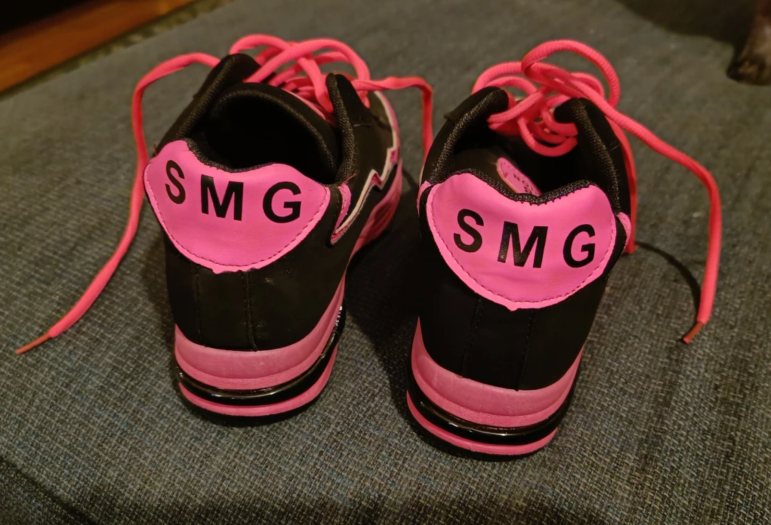 Svarta och rosa skor  - 90