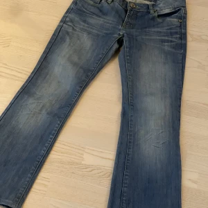 Skit snygga jeans! - Säljer dem här as snygga blåa low Waits bootcut jeansen. Aldrig använt. Köpt här på Plick men dem var tyvär för små när jag fick hem dem.💗